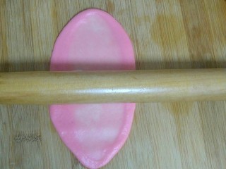 16、荷花酥,用擀面杖擀成牛舌状