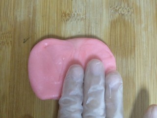 20、荷花酥,用手按压成薄圆片