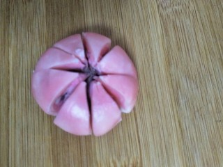 23、荷花酥,用锋利小刀割成米字刀，尽量把刀口割得深和长这样子荷花酥层次会更分明