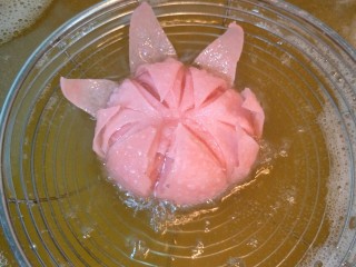 24、荷花酥,放入油锅慢慢炸，切忌油温不要太高了，用勺子舀油锅的热油往荷花酥的上面浇油（这个步骤可以使荷花酥开的更漂亮也容易熟）尽量一朵一朵的油炸，慢工出细活嘛～油炸步骤特别的重要直接影响荷花酥颜值