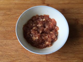 2、肉末茄子煲,猪肉洗净切末，加入0.2g盐、4g生抽、2g料酒腌制15-20分钟；