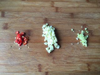 4、肉末茄子煲,生姜、蒜瓣、小米椒切末备用；