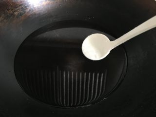 5、肉末茄子煲,锅内倒入适量水，加入适量盐煮开；