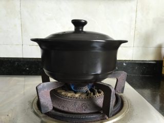 12、肉末茄子煲,盖上锅盖，大火煮开后小火慢炖至汤汁快收干，大约15分钟左右，出锅前根据自己的口味加入适量盐、生抽调味调色，然后撒一些葱花、小米椒装饰一下即可