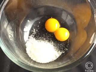 1、魔法蛋糕,常温鸡蛋分离出蛋白和蛋黄，蛋黄中加入40克细砂糖，其余25克糖放蛋白中用。