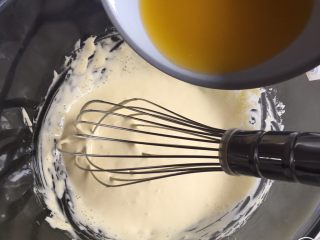 3、魔法蛋糕,黄油放微波炉叮40秒，黄油完全融化，分几次加入，每次搅拌均匀后再加。
