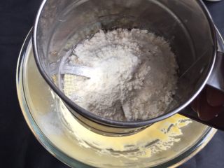 5、魔法蛋糕,过筛低筋粉。