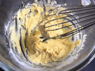 6、魔法蛋糕,用蛋抽Z字型搅拌至糊状，没有面粉。