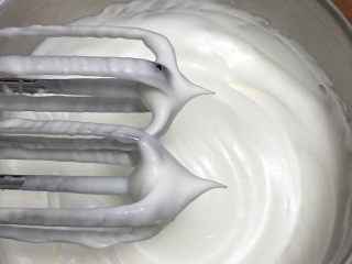 9、魔法蛋糕,蛋白中加入柠檬汁，细砂糖分三次加入，将蛋白打发至蛋头上出现直立的小尖峰，蛋白操作可以看我蛋糕的菜谱。