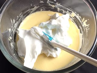 10、魔法蛋糕,将打发好的蛋白加入到蛋糊中。