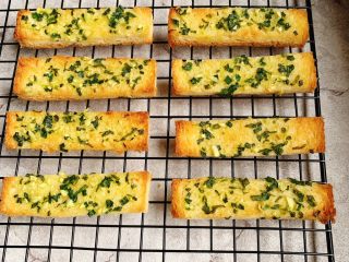 9、蒜香吐司条,色泽金黄，满屋飘香