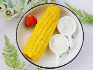1、好喝到舔杯的奶香玉米汁,玉米1根，澳优能立多G4奶粉3勺，冰糖20g。