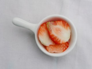 5、好喝到舔杯的奶香玉米汁,草莓切片。