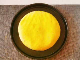 10、南瓜蒸糕,底盘刷一层食用油  面团整理成圆形   摆放底盘中间