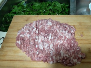 1、从零开始包馄钝—荠菜冬笋虾皮鲜肉馄钝,把准备好的肉沫用刀剁碎