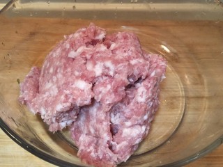 2、从零开始包馄钝—荠菜冬笋虾皮鲜肉馄钝,把剁好的肉末放在一个大碗里。