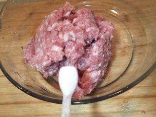 3、从零开始包馄钝—荠菜冬笋虾皮鲜肉馄钝,加入两小勺盐。