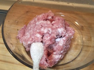 4、从零开始包馄钝—荠菜冬笋虾皮鲜肉馄钝,加两小勺糖。