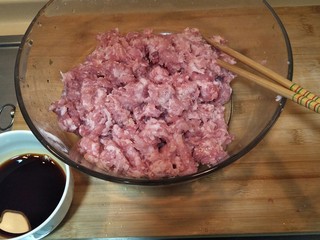 5、从零开始包馄钝—荠菜冬笋虾皮鲜肉馄钝,加入三勺生抽。