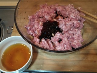 7、从零开始包馄钝—荠菜冬笋虾皮鲜肉馄钝,加入两勺料酒