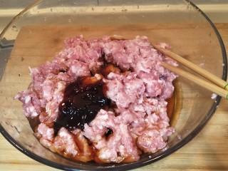 8、从零开始包馄钝—荠菜冬笋虾皮鲜肉馄钝,调好的味道。拌一拌。