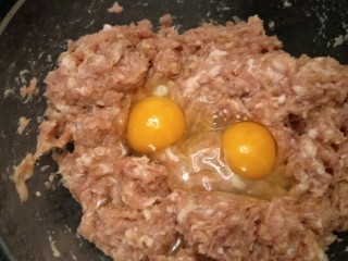 9、从零开始包馄钝—荠菜冬笋虾皮鲜肉馄钝,加入两个鸡蛋。再加入一把虾皮增加香味。