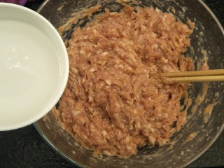 10、从零开始包馄钝—荠菜冬笋虾皮鲜肉馄钝,加入适量的清水。这样吃起来更加有肉汁