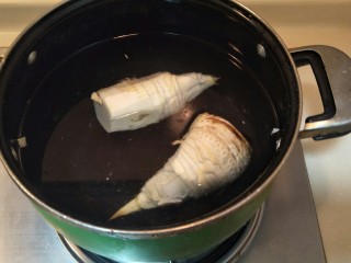 12、从零开始包馄钝—荠菜冬笋虾皮鲜肉馄钝,剥去外衣放在水里煮。出水