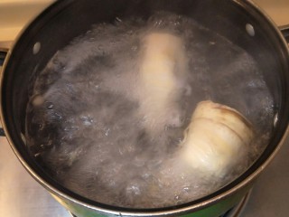 13、从零开始包馄钝—荠菜冬笋虾皮鲜肉馄钝,大火烧开后小火煮十分钟。