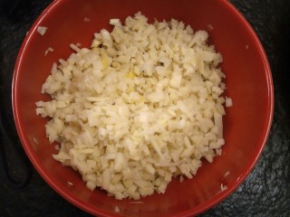 15、从零开始包馄钝—荠菜冬笋虾皮鲜肉馄钝,切的大一点,咬起来比较有口感