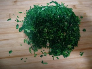 21、从零开始包馄钝—荠菜冬笋虾皮鲜肉馄钝,切成碎末。