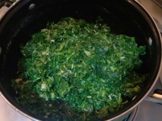 22、从零开始包馄钝—荠菜冬笋虾皮鲜肉馄钝,挤出多余的水分。不要挤的太干哦。还是要适当留一点的。