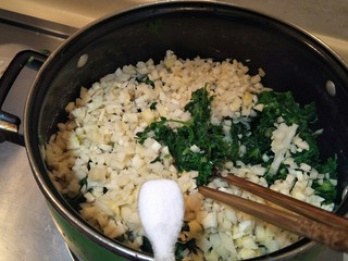 23、从零开始包馄钝—荠菜冬笋虾皮鲜肉馄钝,加入冬笋碎加入两勺盐。