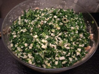 25、从零开始包馄钝—荠菜冬笋虾皮鲜肉馄钝,把荠菜冬笋放入肉末中。