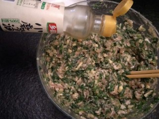 26、从零开始包馄钝—荠菜冬笋虾皮鲜肉馄钝, 加入三小勺香油搅拌肉末。肉馅部分就制作完成了。接下来拿饺子皮包。