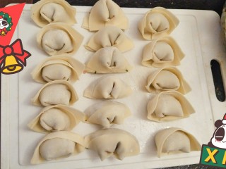 27、从零开始包馄钝—荠菜冬笋虾皮鲜肉馄钝,开始包馄钝了,喜欢和家人一起包馄钝的,这个过程有大家都有不同的包法,