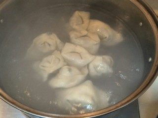 28、从零开始包馄钝—荠菜冬笋虾皮鲜肉馄钝,准备下混沌了。等水开了把混沌放下去看到混沌一个个浮上来了就可以吃了。