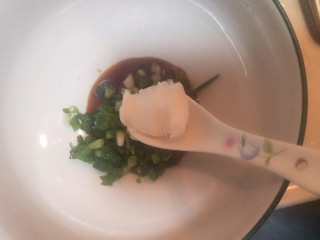 29、从零开始包馄钝—荠菜冬笋虾皮鲜肉馄钝,这是我最喜欢的汤底。一勺盐半勺味精一勺生抽再加一勺猪油香的来