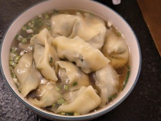 30、从零开始包馄钝—荠菜冬笋虾皮鲜肉馄钝,啊,不多说了,我要去吃啦。吃。鲜美多汁那滋味自己感受吧。emm~好好吃????