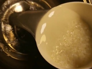 6、早餐海蟹海鲜粥,锅中加入洗好的大米