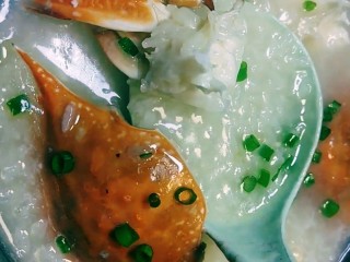 10、早餐海蟹海鲜粥,最后撒上葱花即可，海蟹煲粥做好