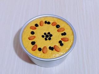 9、南瓜蒸糕,取出发酵好的发糕糊，摆放上杏仁与蓝莓干。