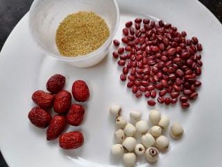 1、红豆小米粥,准备好所需材料
