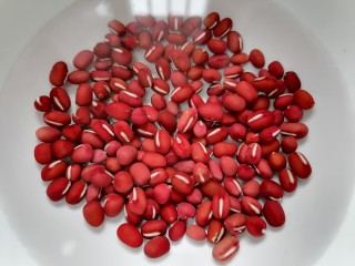 2、红豆小米粥,红豆提前浸泡