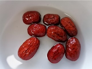 4、红豆小米粥,红枣泡水并清洗干净