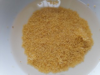5、红豆小米粥,小米泡水清洗干净