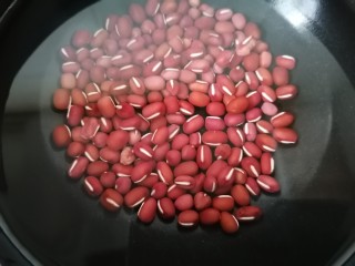 6、红豆小米粥,将红豆放入砂锅加适量水开始煮