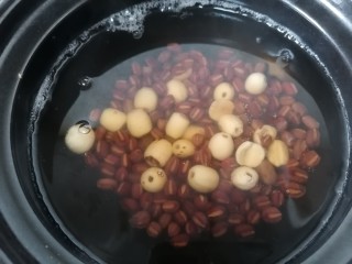 7、红豆小米粥,煮一会放入莲子一起煮