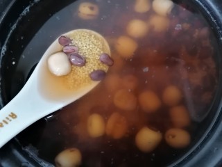 8、红豆小米粥,过一会放入小米