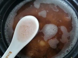 9、红豆小米粥,撇去浮沫